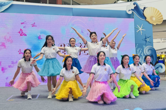 图为教师团队带来开场舞。杰夫中央公园城幼儿园 供图 图为教师团队带来开场舞。杰夫中央公园城幼儿园 供图