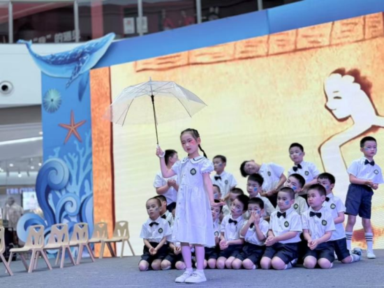 图为小朋友们表演节目。杰夫中央公园城幼儿园 供图 图为小朋友们表演节目。杰夫中央公园城幼儿园 供图