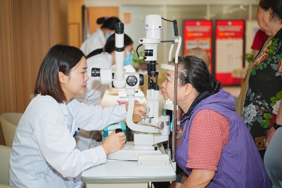 图为周宇为老人检测视力。国家老年大学重庆分部 供图 图为周宇为老人检测视力。国家老年大学重庆分部 供图