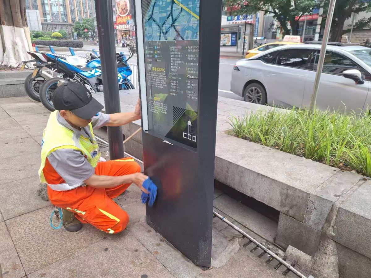 图为工作人员正在进行保洁作业。渝中区解放碑城市综合管理所供图 图为工作人员正在进行保洁作业。渝中区解放碑城市综合管理所供图