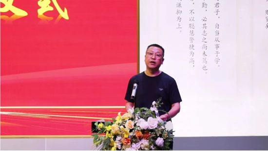 图为重庆南明新学道学校校长魏智渊讲话。 重庆电视台《教育新视界》栏目供图 图为重庆南明新学道学校校长魏智渊讲话。 重庆电视台《教育新视界》栏目供图
