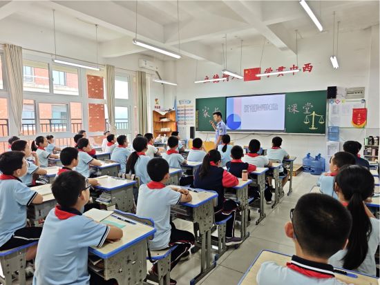 图为民警在涪陵外国语学校宣讲。受访者供图 图为民警在涪陵外国语学校宣讲。受访者供图