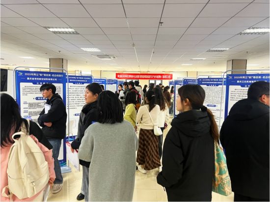 图为智能网联新能源汽车产业专场招聘会。两江新区社会保障局供图 图为智能网联新能源汽车产业专场招聘会。两江新区社会保障局供图