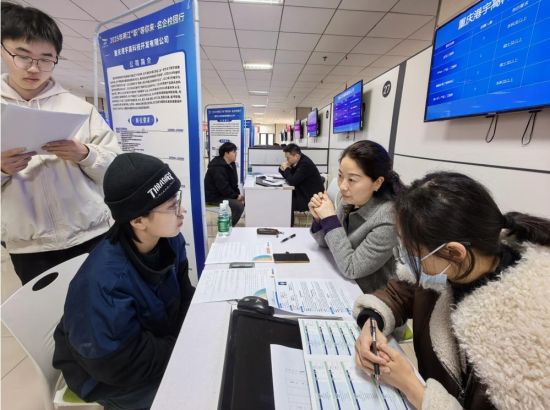 图为求职学生与企业代表现场沟通。两江新区社会保障局供图 图为求职学生与企业代表现场沟通。两江新区社会保障局供图