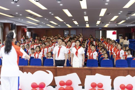 图为师生全体齐唱队歌。 黄炜然 摄 图为师生全体齐唱队歌。 黄炜然 摄