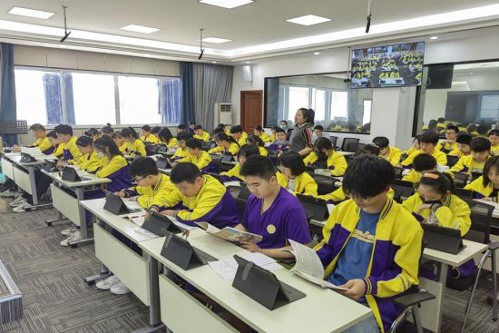 图为学校智能化平板化教学场景。长寿区教师发展中心 供图 图为学校智能化平板化教学场景。长寿区教师发展中心 供图