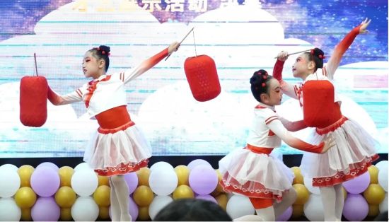 图为学生才艺表演。合川区杨柳街小学供图 图为学生才艺表演。合川区杨柳街小学供图