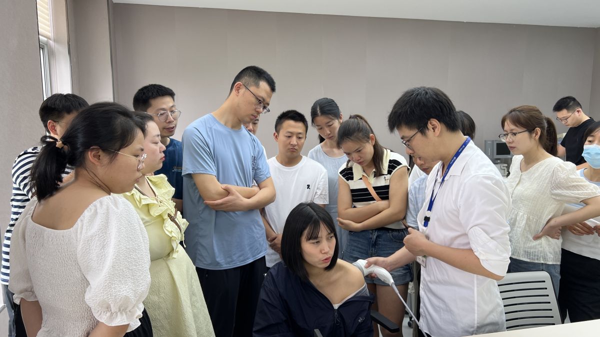 图为学员们观看体验聚焦超声治疗设备。肖江川 摄 图为学员们观看体验聚焦超声治疗设备。肖江川 摄