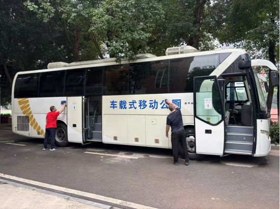 图为工作人员正在做清洁。江北区环境卫生管理所供图 图为工作人员正在做清洁。江北区环境卫生管理所供图