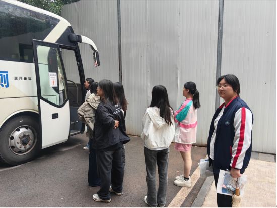 图为学生正在排队等候使用厕所。江北区环境卫生管理所 供图 图为学生正在排队等候使用厕所。江北区环境卫生管理所 供图