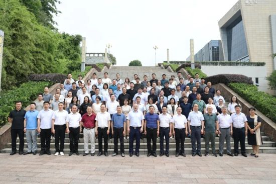 图为活动合影。 重庆电视台《教育新视界》栏目供图 图为活动合影。 重庆电视台《教育新视界》栏目供图