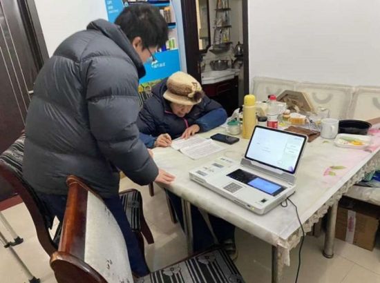 图为为银发客户提供上门服务。浦发银行重庆分行供图 图为为银发客户提供上门服务。浦发银行重庆分行供图