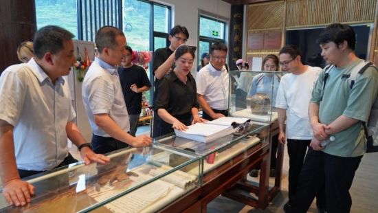 图为包鸾村党支部书记、主任曾祝介绍村民治理新生态。王阳 摄 图为包鸾村党支部书记、主任曾祝介绍村民治理新生态。王阳 摄