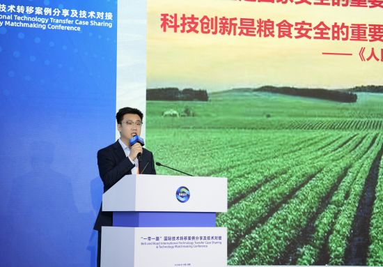 图为长春理工大学重庆研究院科研产业部部长侯翰发布科技成果。罗胡鑫 摄 图为长春理工大学重庆研究院科研产业部部长侯翰发布科技成果。罗胡鑫 摄