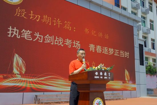 图为忠县㽏井中学校党总支书记李自力。王云川 摄 图为忠县㽏井中学校党总支书记李自力。王云川 摄