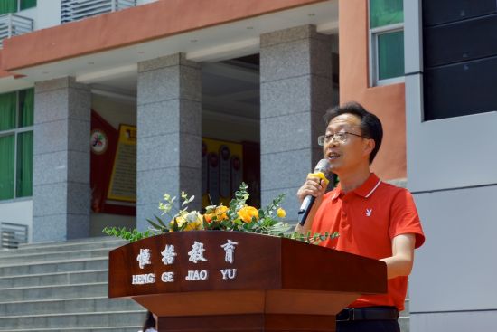 图为忠县㽏井中学校长李勇讲话。王云川 摄 图为忠县㽏井中学校长李勇讲话。王云川 摄