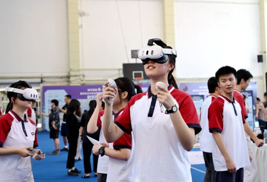 图为观众体验VR智能设备。杨梦逸 摄 图为观众体验VR智能设备。杨梦逸 摄