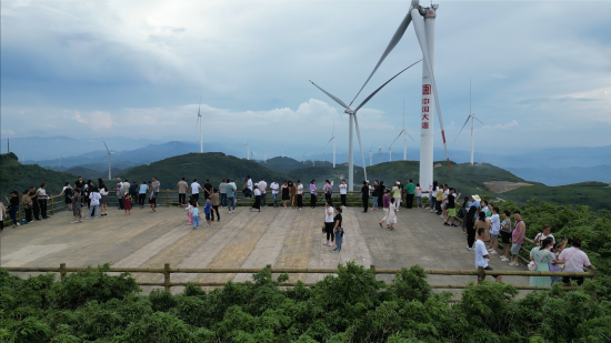 图为寺院坪风车观景台。和顺镇政府 供图 图为寺院坪风车观景台。和顺镇政府 供图