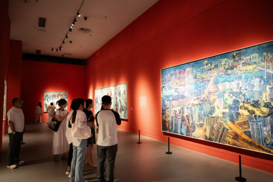图为观众正在参观展出作品。安梓诚 摄 图为观众正在参观展出作品。安梓诚 摄