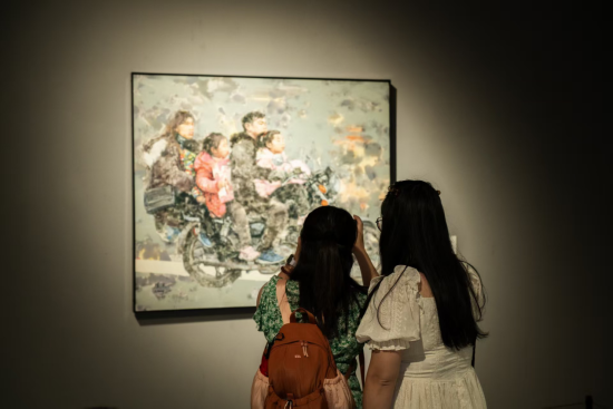 图为观众正在参观展出作品。安梓诚 摄 图为观众正在参观展出作品。安梓诚 摄
