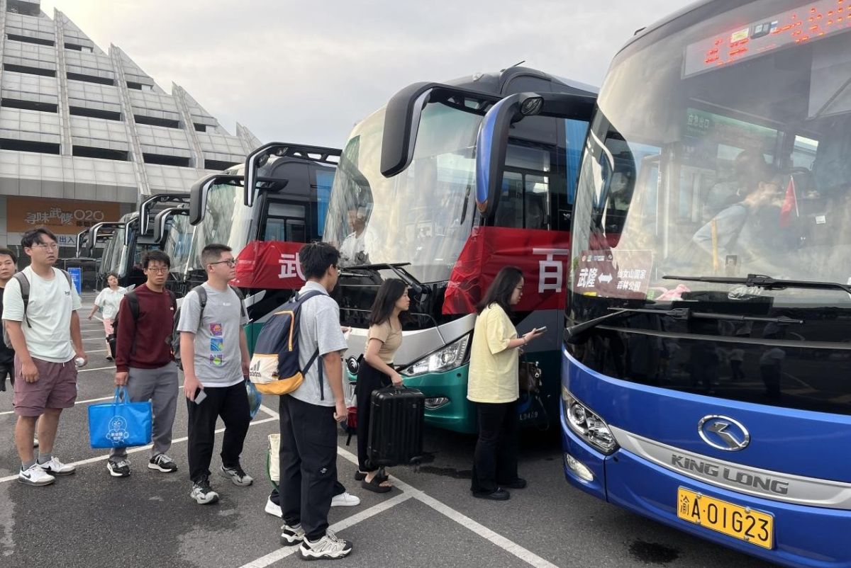 图为武隆区人力社保局安排免费直通车,解决考生出行难题。余欣悦 摄 图为武隆区人力社保局安排免费直通车,解决考生出行难题。余欣悦 摄