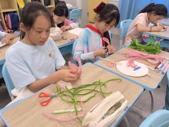 图为学生参与劳动课程实践活动。两江新区博雅小学校供图 图为学生参与劳动课程实践活动。两江新区博雅小学校供图