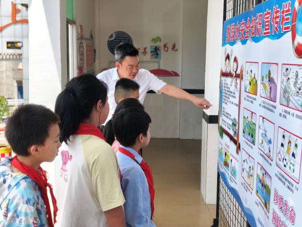 图为学生了解水上交通安全知识。忠县洋渡小学供图 图为学生了解水上交通安全知识。忠县洋渡小学供图