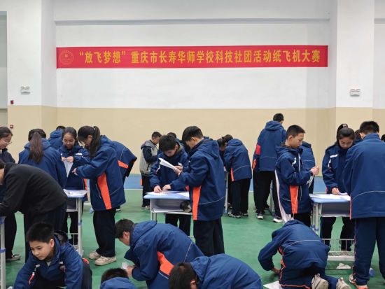 图为科技社团活动。长寿华师学校 供图 图为科技社团活动。长寿华师学校 供图