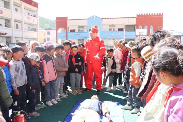图为志愿者为孩子们培训急救技能。 李潘 摄 图为志愿者为孩子们培训急救技能。 李潘 摄