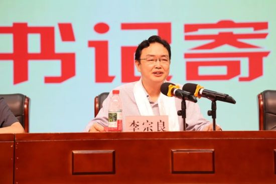 图为重庆西藏中学校党委书记李宗良讲话。重庆电视台《教育新视界》栏目供图 图为重庆西藏中学校党委书记李宗良讲话。重庆电视台《教育新视界》栏目供图