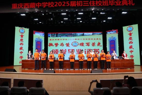 图为活动现场。重庆电视台《教育新视界》栏目供图 图为活动现场。重庆电视台《教育新视界》栏目供图