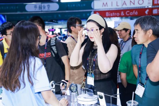 图为现场观众沉浸式体验搭载九天大模型的智能眼镜。 重庆移动供图 图为现场观众沉浸式体验搭载九天大模型的智能眼镜。 重庆移动供图