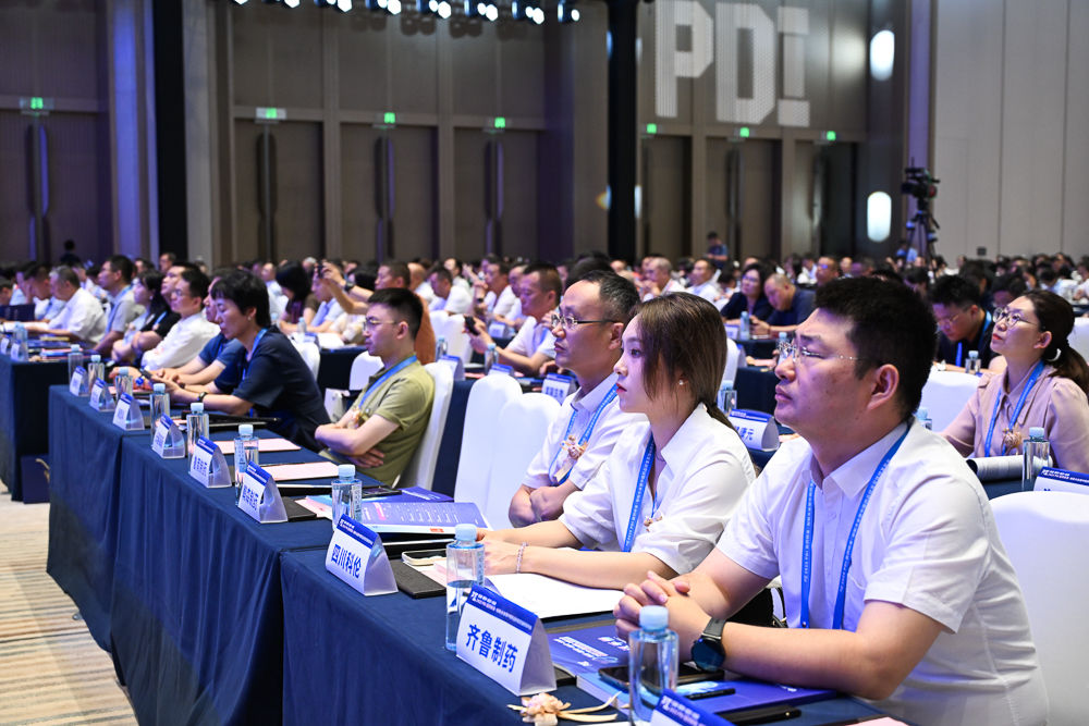 图为与会嘉宾关注会议。记者 何蓬磊 摄 图为与会嘉宾关注会议。记者 何蓬磊 摄