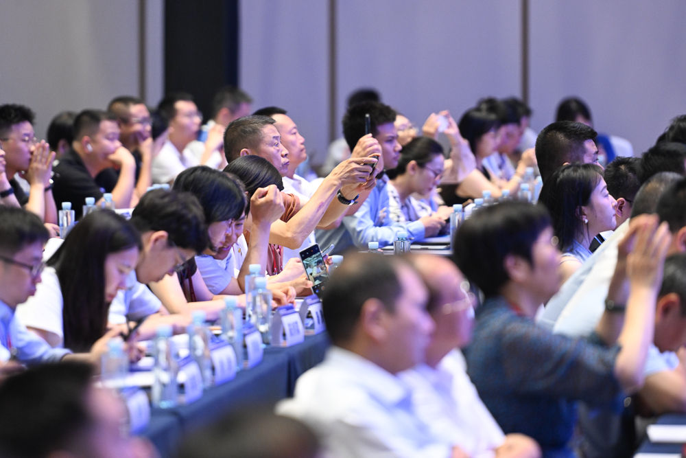 图为与会嘉宾关注会议。记者 何蓬磊 摄 图为与会嘉宾关注会议。记者 何蓬磊 摄