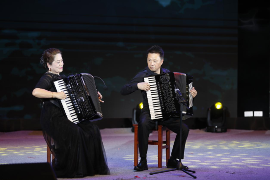 图为演出现场。陈庆 摄 图为演出现场。陈庆 摄