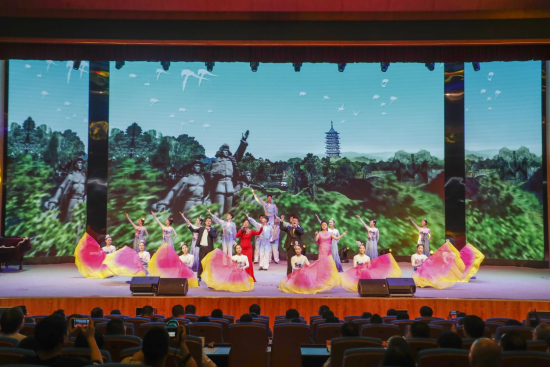 图为演出现场。陈庆 摄 图为演出现场。陈庆 摄