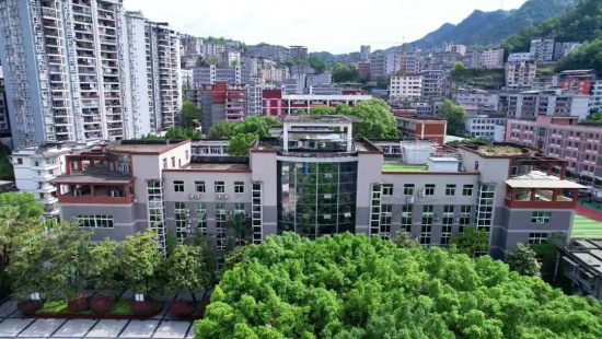 图为彭水中学俯瞰图。重庆电视台《教育新视界》栏目 供图 图为彭水中学俯瞰图。重庆电视台《教育新视界》栏目 供图