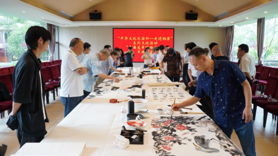 图为“墨舞龙章 情绘巴渝”书画笔会上,书画艺术家用笔墨定格时代华彩。主办方供图 图为“墨舞龙章 情绘巴渝”书画笔会上,书画艺术家用笔墨定格时代华彩。主办方供图