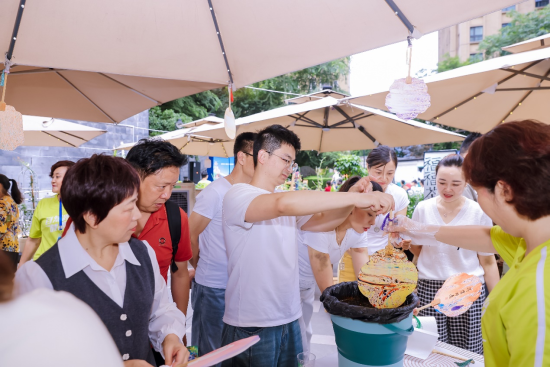 图为市民体验漆扇手作。安利 供图 图为市民体验漆扇手作。安利 供图
