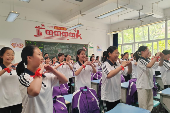 图为桌手操活动。长寿中学 供图 图为桌手操活动。长寿中学 供图