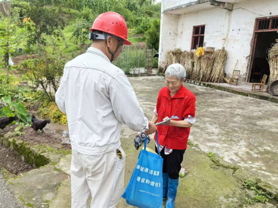 图为国网重庆开州供电公司工作人员向村民发放用电安全宣传资料。国网重庆开州供电公司 供图 图为国网重庆开州供电公司工作人员向村民发放用电安全宣传资料。国网重庆开州供电公司 供图