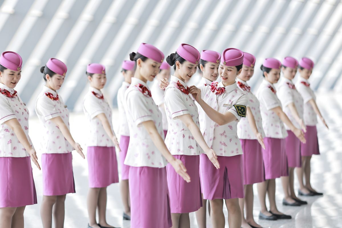 图为乘务员进行服务礼仪培训。苏志刚 摄 图为乘务员进行服务礼仪培训。苏志刚 摄