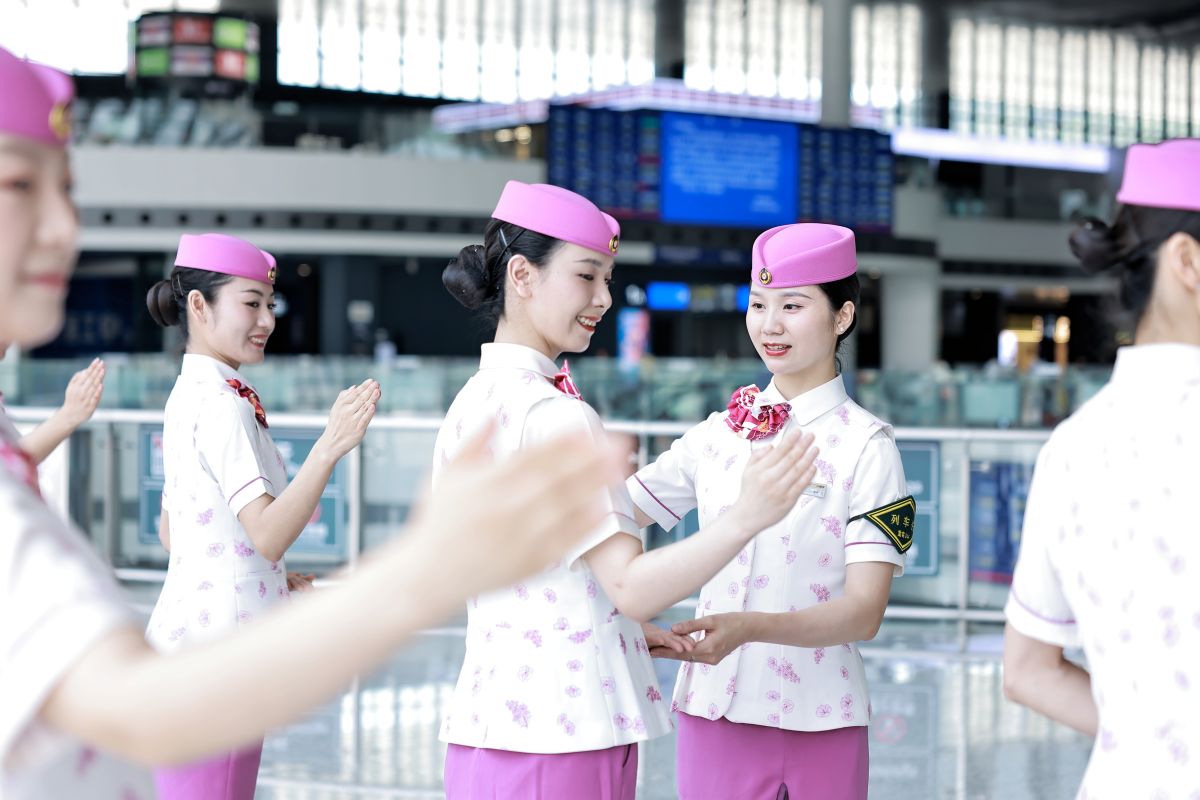图为乘务员进行服务礼仪培训。孔焕鑫 摄 图为乘务员进行服务礼仪培训。孔焕鑫 摄