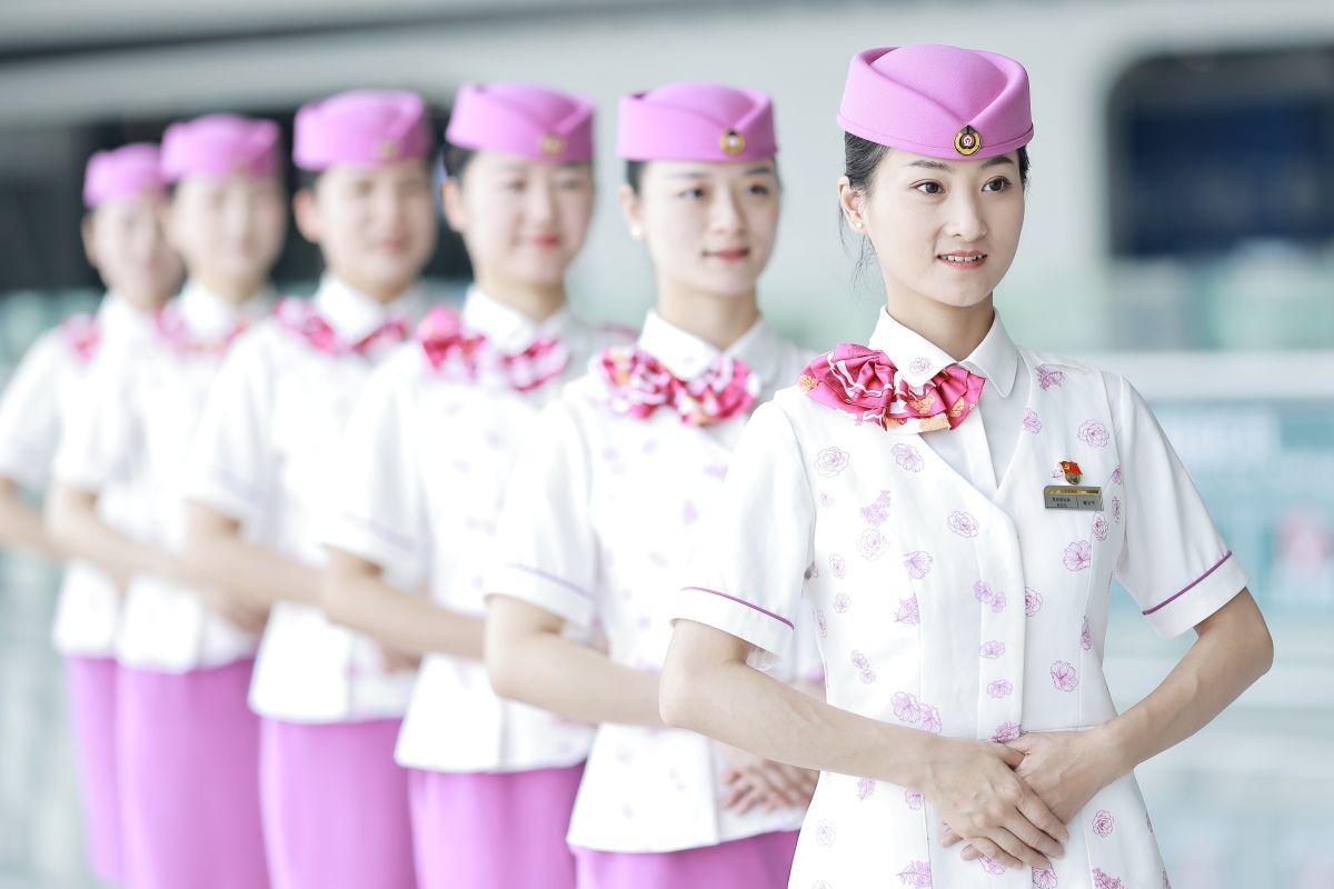 图为乘务员进行服务礼仪培训。孔焕鑫 摄 图为乘务员进行服务礼仪培训。孔焕鑫 摄