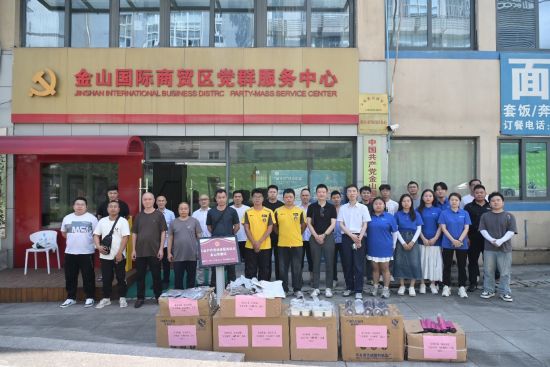 图为金山街道为新就业群体“送清凉”。陈鑫 摄 图为金山街道为新就业群体“送清凉”。陈鑫 摄