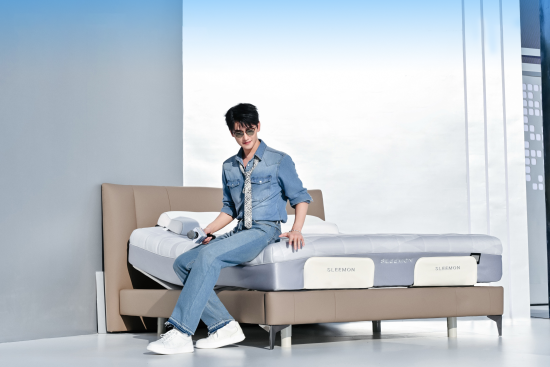 图为喜临门品牌代言人杨洋现场分享智能睡眠体验。红星美凯龙 供图 图为喜临门品牌代言人杨洋现场分享智能睡眠体验。红星美凯龙 供图