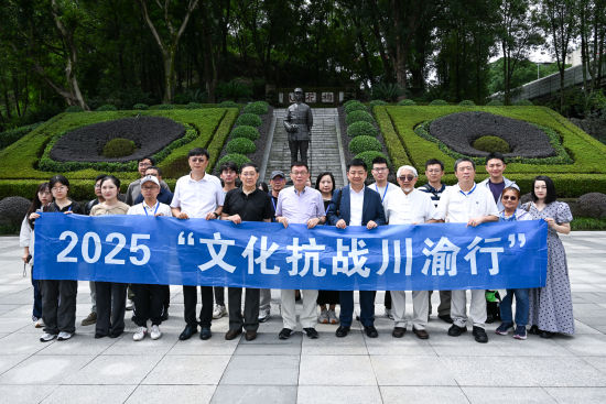 图为两岸人士参访张自忠烈士陵园。何蓬磊 摄 图为两岸人士参访张自忠烈士陵园。何蓬磊 摄