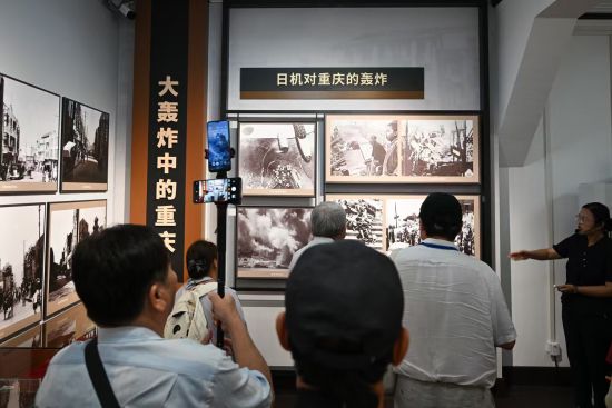 图为两岸人士在重庆抗战遗址博物馆参访。何蓬磊 摄 图为两岸人士在重庆抗战遗址博物馆参访。何蓬磊 摄