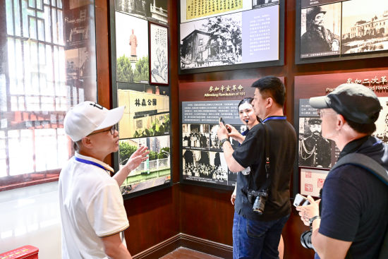 图为两岸人士在南泉抗战遗址群参访。安梓诚 摄 图为两岸人士在南泉抗战遗址群参访。安梓诚 摄