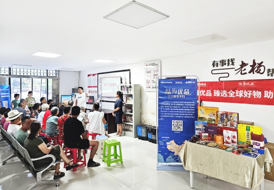 图为“陆海优品”公共服务平台活动进社区。重庆移动供图 图为“陆海优品”公共服务平台活动进社区。重庆移动供图
